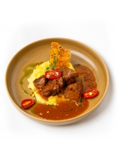 Щёчки с картофельным пюре и соусом демиглас NEW