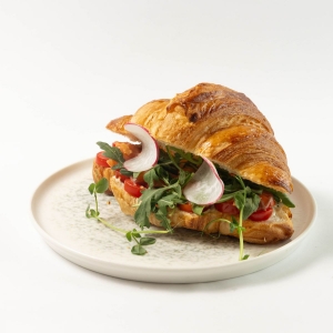 Круассан с семгой